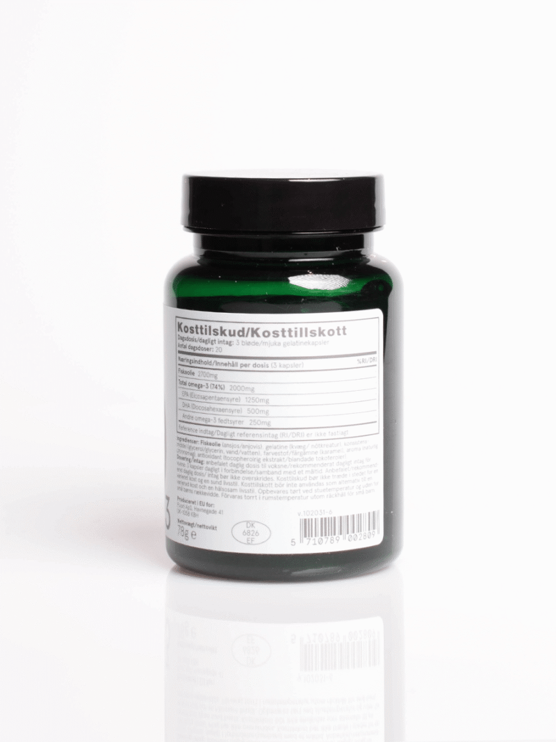 Grüne Flasche mit schwarzem Deckel und Rückseitenetikett mit Nährwertangaben zu Omega-3-Fischöl