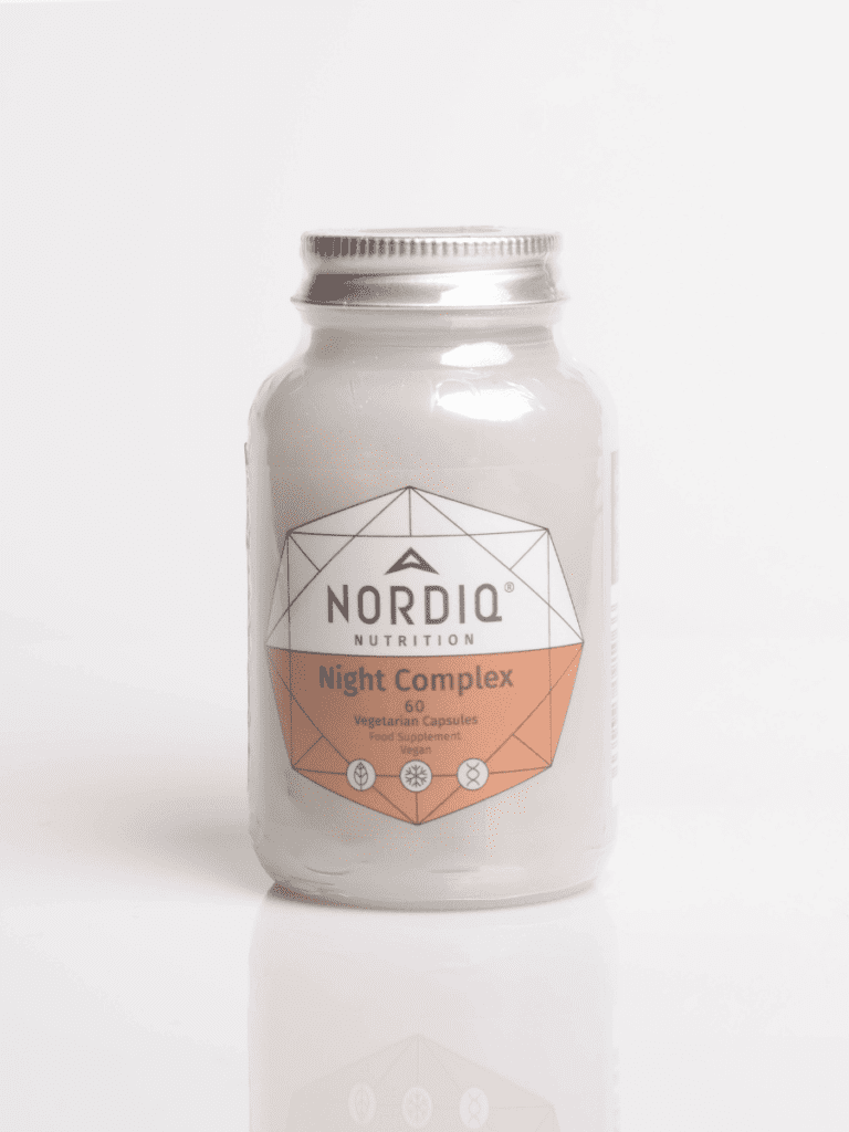 Nordiq Nutrition Night Complex Nahrungsergänzungsmittel im Glas mit orangefarbenem geometrischem Etikett, 60 pflanzliche Kapseln