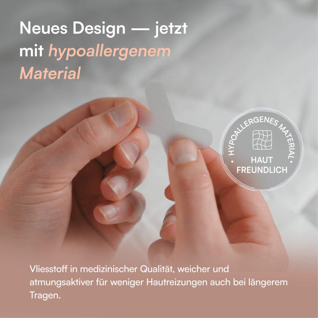 Hände halten transparentes T‑förmiges Mundpflaster, Hinweis auf neues Design und hypoallergenes Material