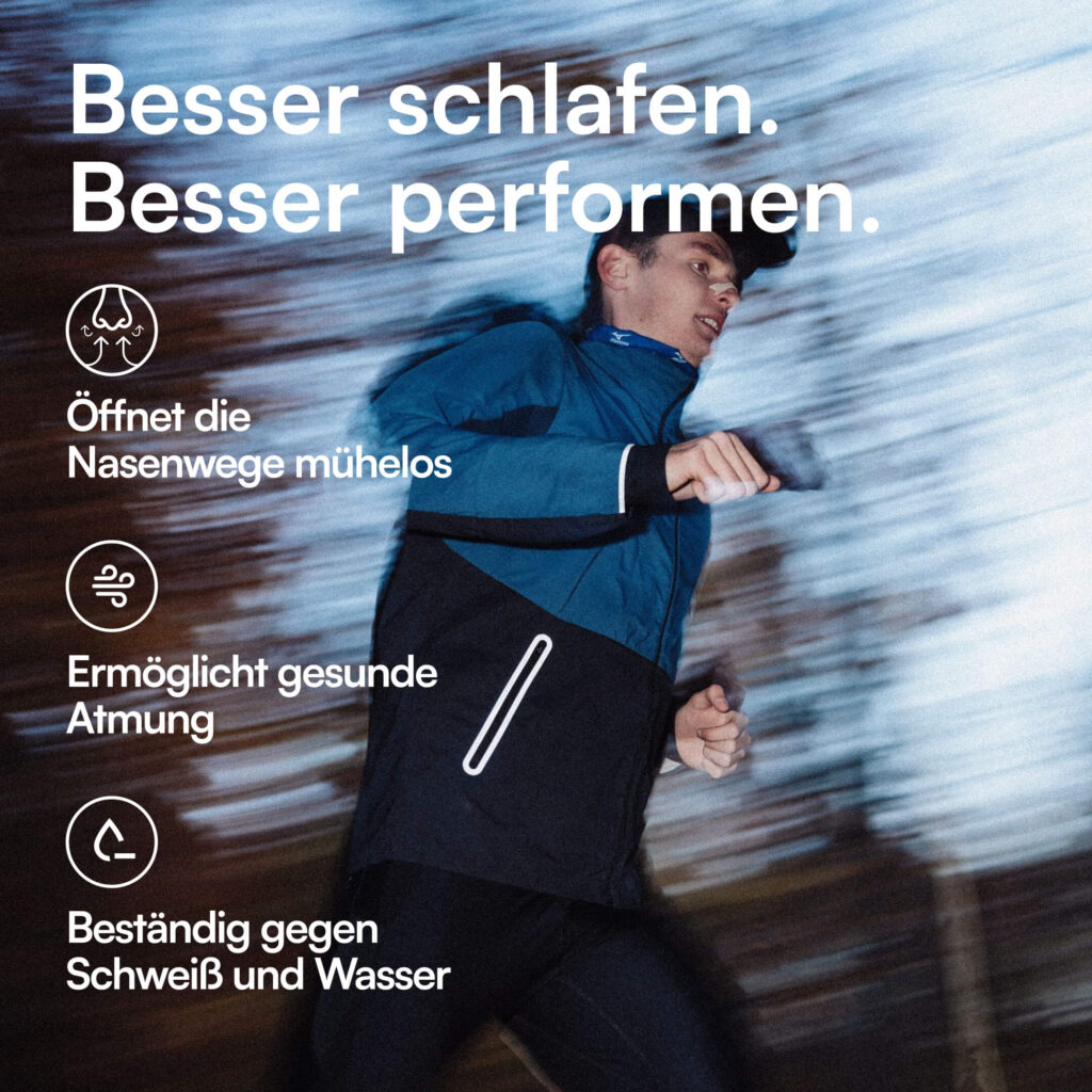 Jogger mit Nasenpflaster in blauer Laufjacke vor verschwommenem Hintergrund, großer weißer Werbeslogan