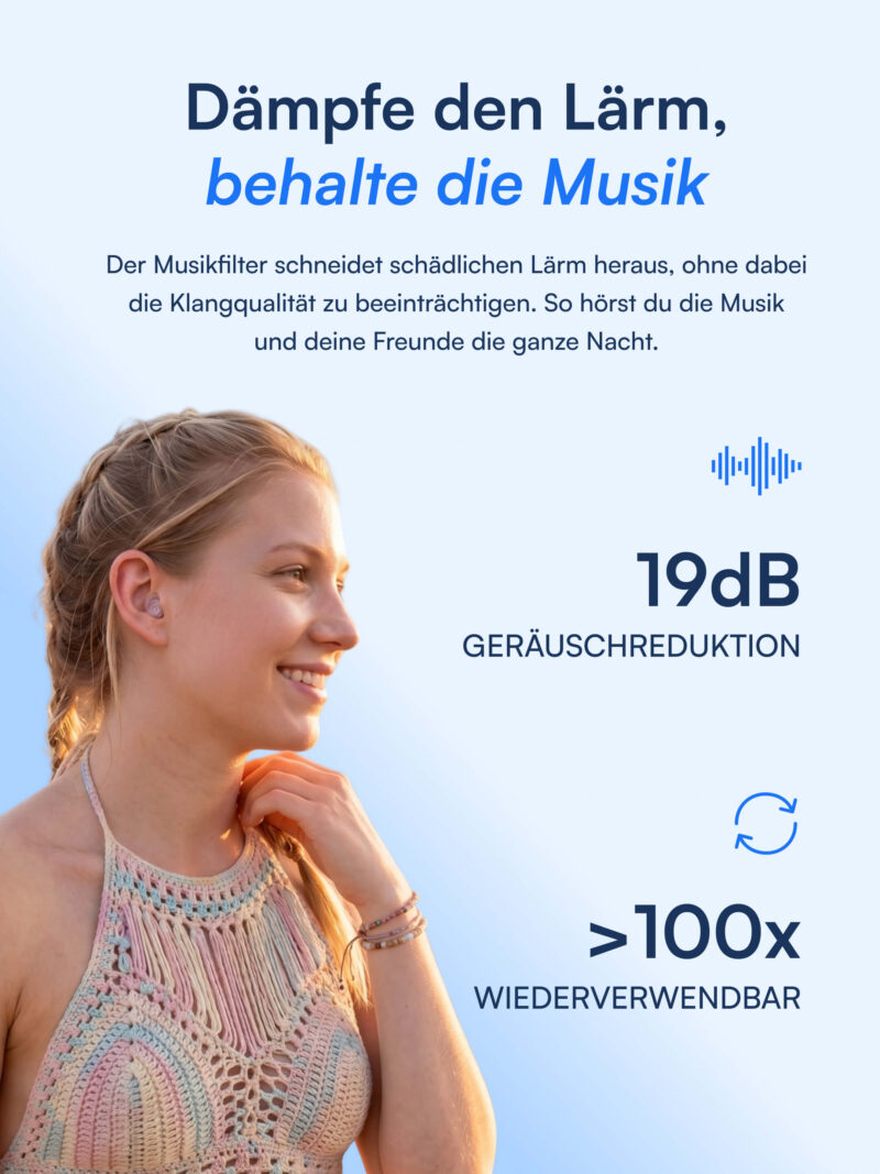 Lächelnde Frau mit Ohrstöpseln und gehäkeltem Top, Hinweis auf 19 dB Geräuschreduktion