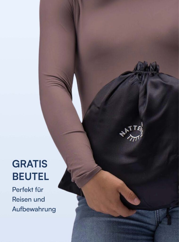Schwarzer Kordelzug-Reisebeutel mit Logo, gehalten vor Brust einer Person in mauvem Langarmshirt und Jeans