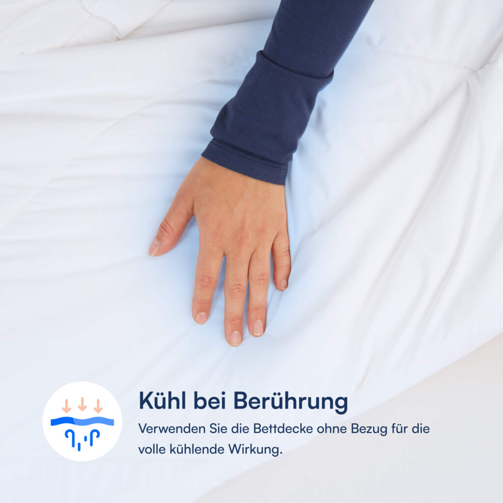 Hand auf einer weißen, kühlenden Bettdecke, dunkelblauer Ärmel sichtbar