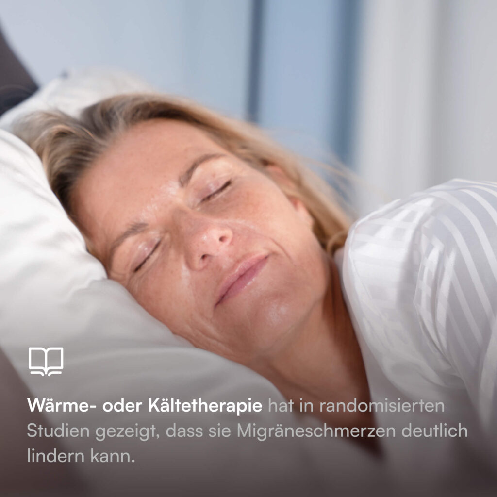 Schlafende Frau mit geschlossenen Augen, Kopf auf weißem Kissen, gestreifte Bettdecke im Hintergrund