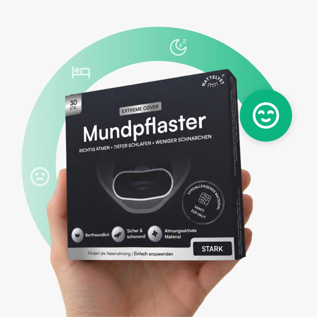Hand hält schwarze Verpackung Mundpflaster gegen Schnarchen mit grünen Symbolen für besseren Schlaf