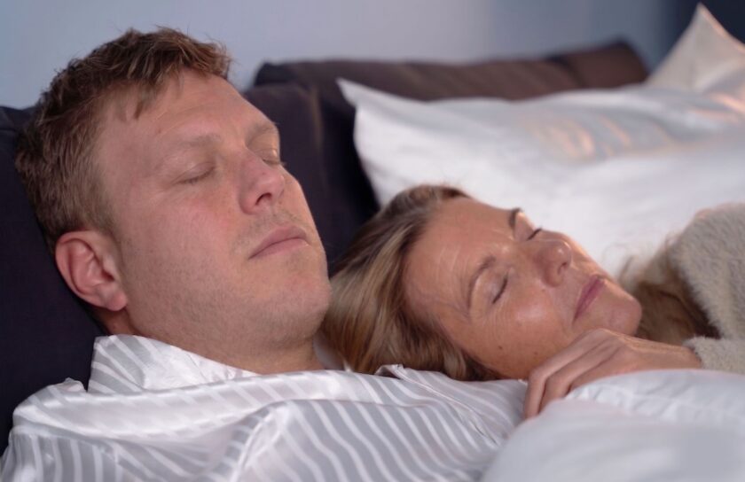 Nahaufnahme eines schlafenden Paares im Bett, entspannt mit geschlossenen Augen