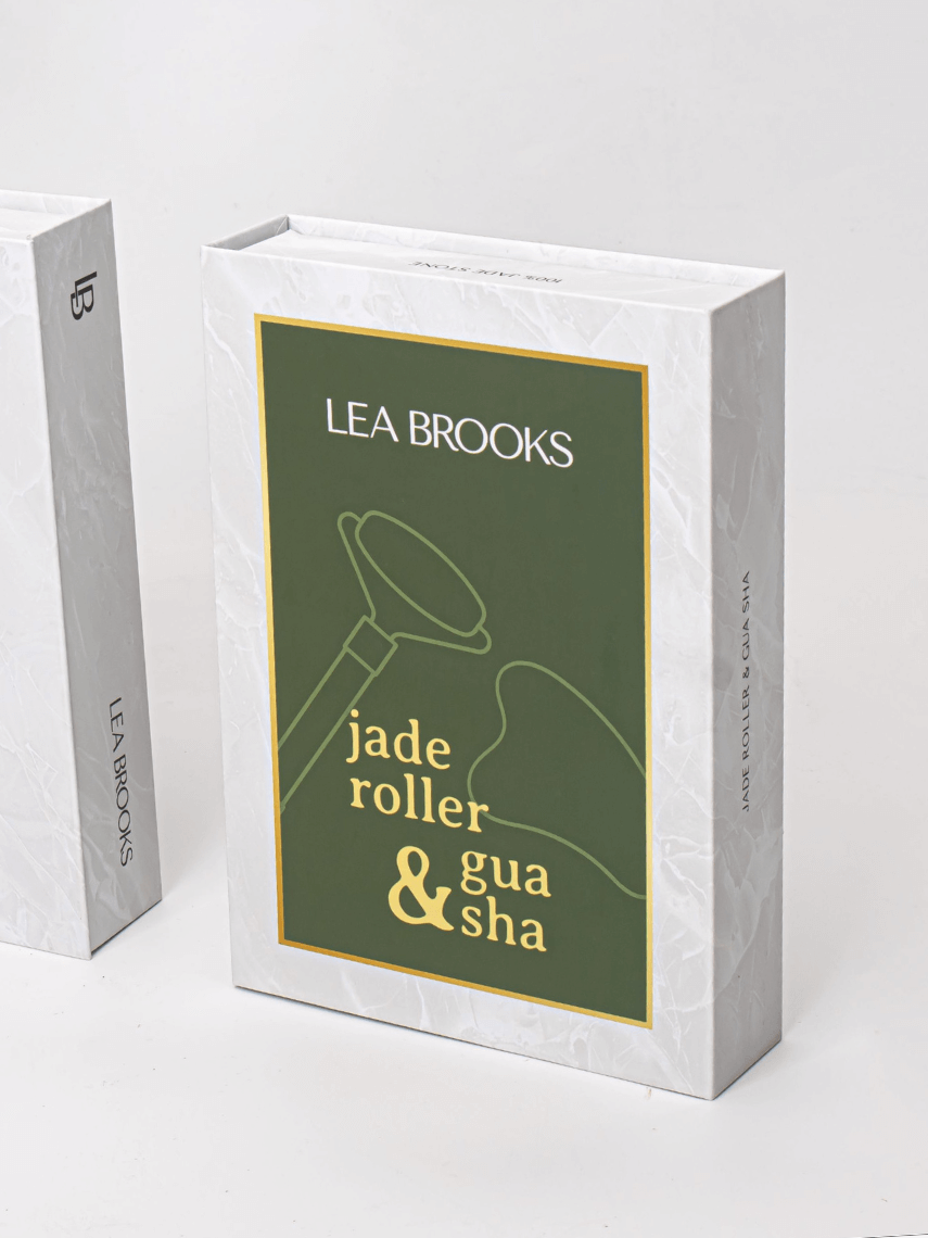 Verpackung von Lea Brooks für Jade-Roller und Gua-Sha, weißer Karton mit grünem Etikett und goldener Schrift