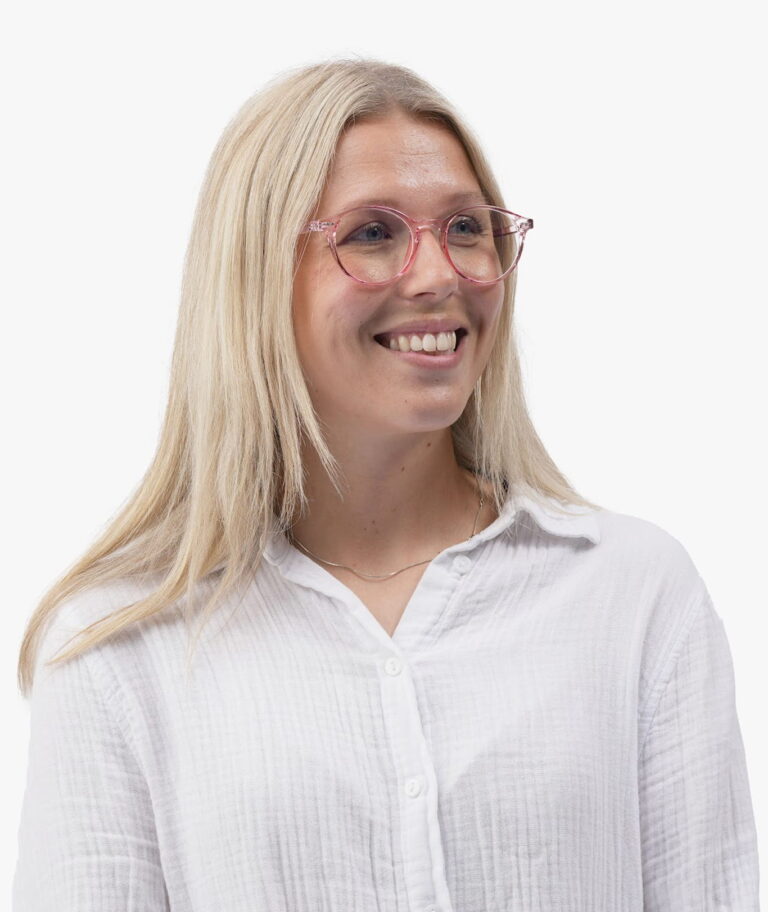 Lächelnde junge Frau mit langen blonden Haaren, rosafarbener runder Brille und weißer Bluse