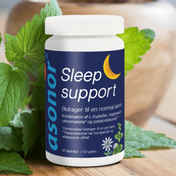 Weißes Nahrungsergänzungsmittel mit blauem Sleep support-Etikett und Mondsymbol, umgeben von Zitronenmelisseblättern